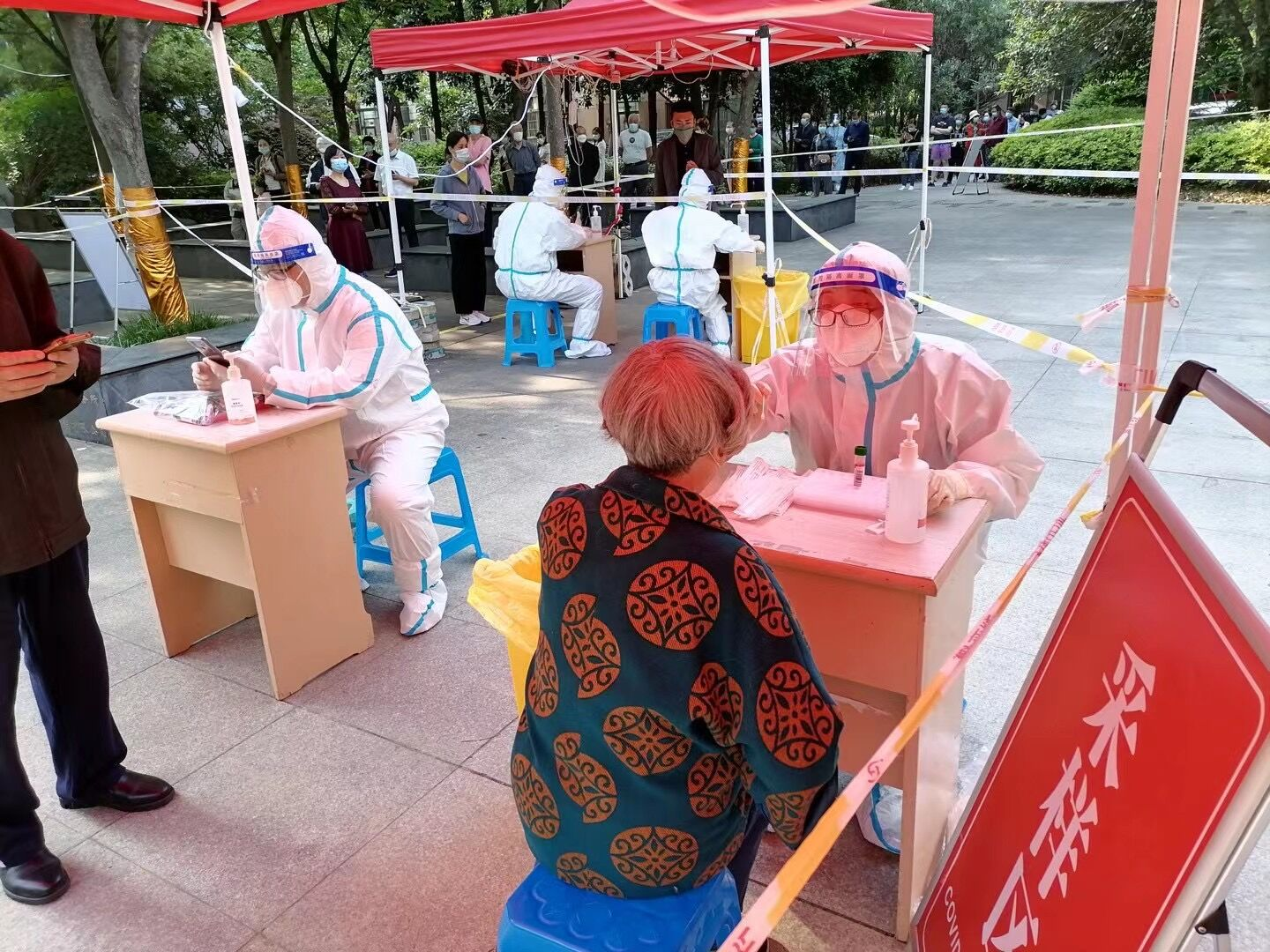 ستصلك مسافة 15 دقيقة سيرًا على الأقدام إلى "دائرة أخذ عينات" الحمض النووي